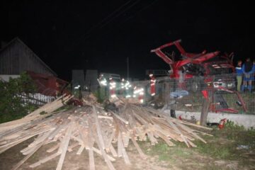 Patru morți, după ce un tir cu lemne s-a răsturnat în curtea unei case