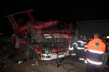 Patru morți, după ce un tir cu lemne s-a răsturnat în curtea unei case