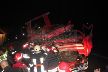 Cei doi tineri din autotren au fost scoși cu greutate din cabina contorsionată de echipajele de Descarcerare