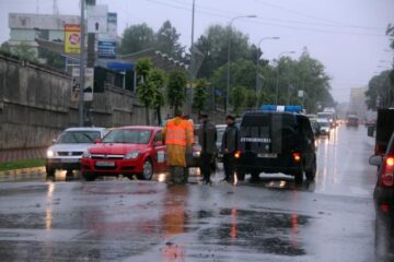 Asfaltul turnat anul trecut a fost distrus pe o distanță de doi metri de apa care a răbufnit din pământ
