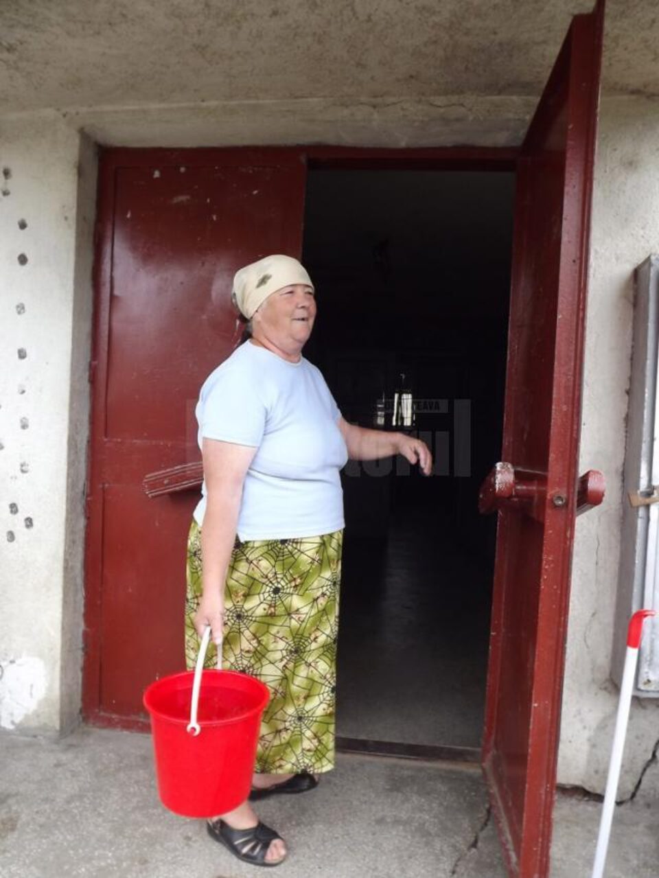 Sucevenii ramași fără apă la robinete trebuie să-și aducă apa cu gălețile