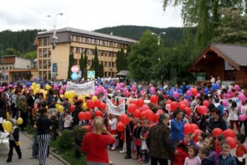 Peste 2.000 de copii din Gura Humorului au participat ieri la un carnaval de 1 Iunie