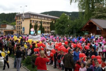 Peste 2.000 de copii din Gura Humorului au participat ieri la un carnaval de 1 Iunie