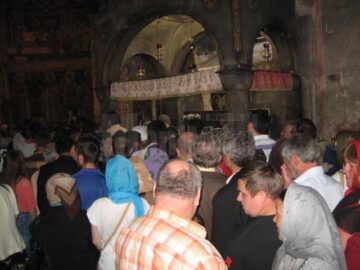 Sute de credincioși s-au rugat la Mănăstirea „Sf. Ioan cel Nou” de la Suceava, în ziua de 2 iunie