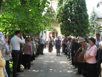 Sute de credincioși s-au rugat la Mănăstirea „Sf. Ioan cel Nou” de la Suceava, în ziua de 2 iunie