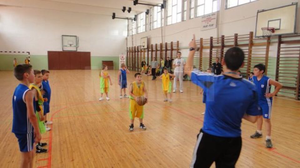 Aproape 50 de copii au participat la Cupa „Telefonul Copilului” la baby-baschet și minibaschet Aproape 50 de copii au participat la Cupa „Telefonul Copilului” la baby-baschet și minibaschet