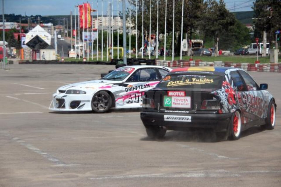 Pneuri arse, motoare zgomotoase și multă adrenalină la Toyota Suceava Drift Grand Prix