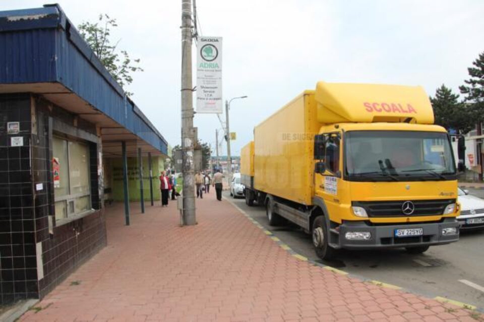 Camionul care a blocat strada, tras în stația de autobuz