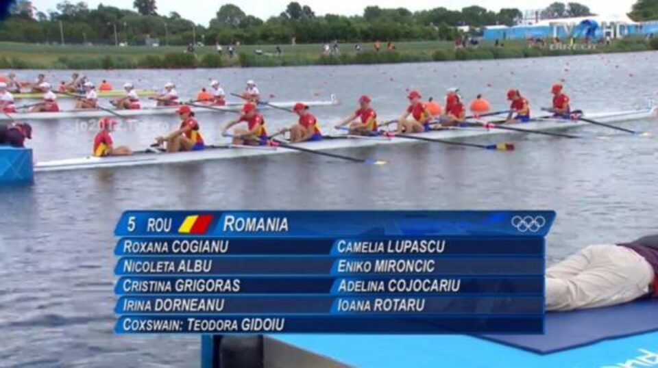 Echipajul de 8+1 al României, cu Irina Dorneanu, în componență, la linia de start