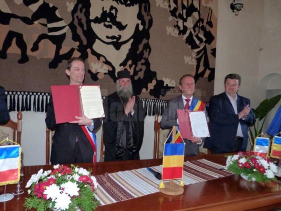 Protocolul de colaborare a fost semnat în Sala Tronului de la Mănăstirea Putna de către primarul din Putna, Gheorge Coroamă, și omologul său francez, Yves Boloux Protocolul de colaborare a fost semnat în Sala Tronului de la Mănăstirea Putna de către primarul din Putna, Gheorge Coroamă, și omologul său francez, Yves Boloux