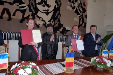 Protocolul de colaborare a fost semnat în Sala Tronului de la Mănăstirea Putna de către primarul din Putna, Gheorge Coroamă, și omologul său francez, Yves Boloux
