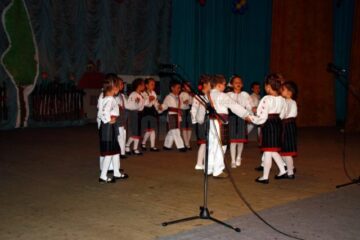 Spectacol aniversar, susținut de elevii Școlii Gimnaziale Nr. 8 Suceava