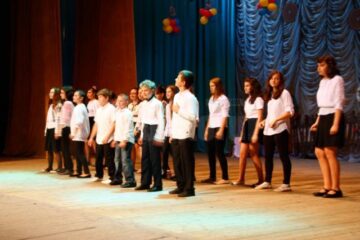 Spectacol aniversar, susținut de elevii Școlii Gimnaziale Nr. 8 Suceava