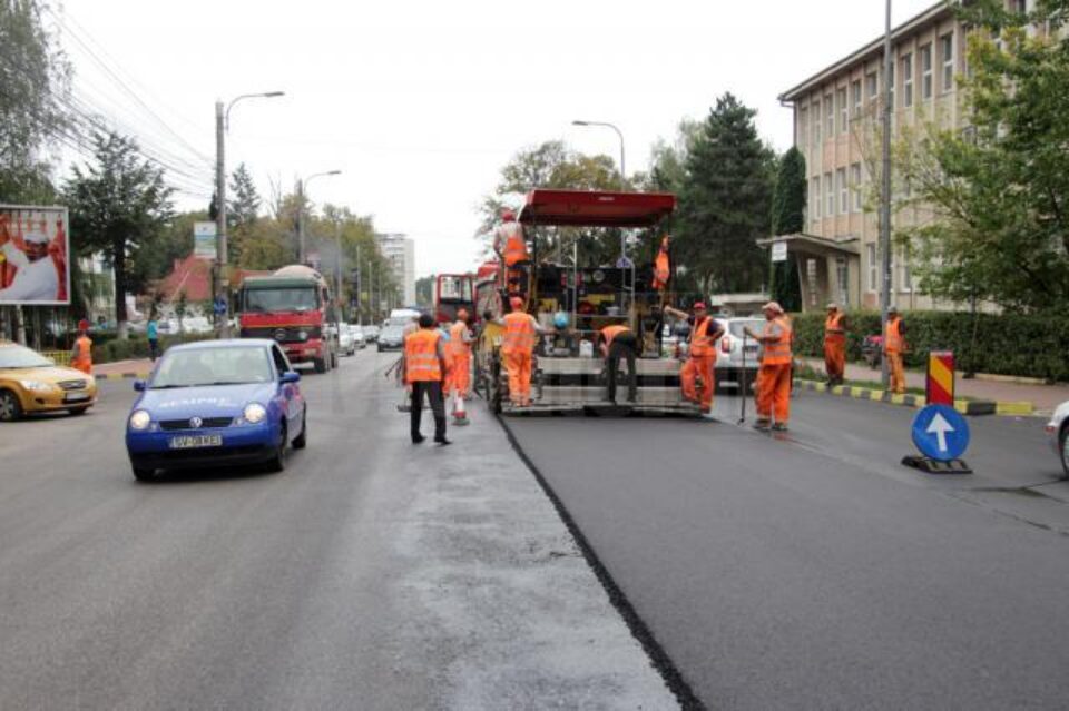 Asfaltările de pe strada principală a municipiului Suceava, de la Galleria Mall până în Burdujeni, care au avut loc în 2011 și 2012, sunt pe cale să explodeze Asfaltările de pe strada principală a municipiului Suceava, de la Galleria Mall până în Burdujeni, care au avut loc în 2011 și 2012, sunt pe cale să explodeze