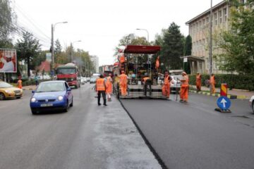 Asfaltările de pe strada principală a municipiului Suceava, de la Galleria Mall până în Burdujeni, care au avut loc în 2011 și 2012, sunt pe cale să explodeze
