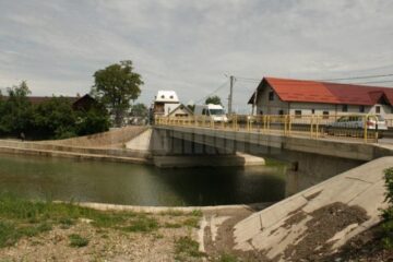 Podul luat de ape acum cinci ani și reconstruit de sătenii din Marginea într-o zi
