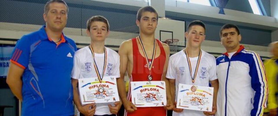 Cei trei sportivi, Teodor Horătău, Viorel Strugariu și Daniel Blănari, împreună cu antrenorii Andrei Bolohan și Daniel Ciubotaru Cei trei sportivi, Teodor Horătău, Viorel Strugariu și Daniel Blănari, împreună cu antrenorii Andrei Bolohan și Daniel Ciubotaru