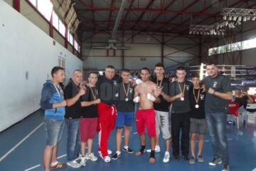 Antrenorul Nicolae Moroșan alături de sportivii săi de la Clubul Devencea Suceava și unul din susținătorii financiari ai clubului, Lucian Sănduleac