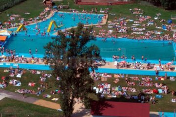 Taxa de intrare la ștrand a rămas aceeași ca în ultimii cinci ani, adică 5 lei pentru copii și 10 lei pentru adulți