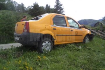 Țigări de contrabandă găsite în portbagajul unui autoturism taxi implicat într-un accident rutier