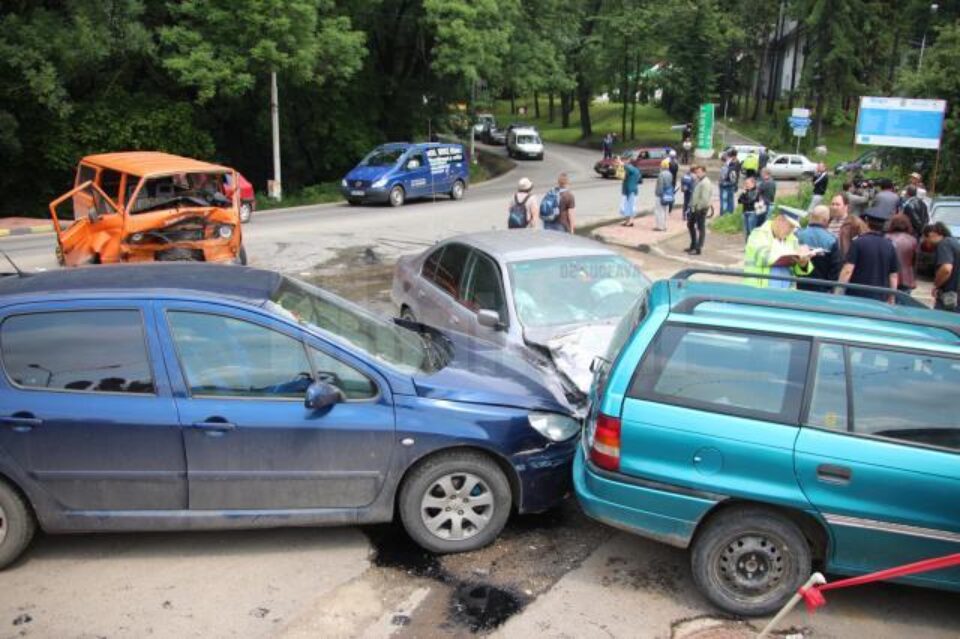 mașinile afectate de coliziune