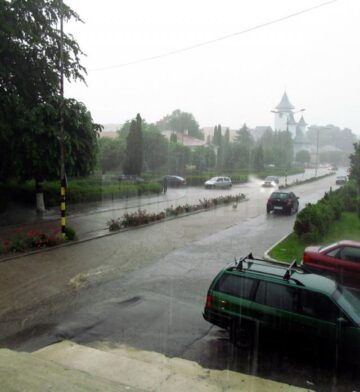 Ploaie torențială și subsoluri inundate, la Fălticeni
