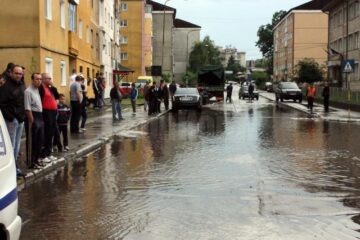 Ploaie torențială și subsoluri inundate, la Fălticeni