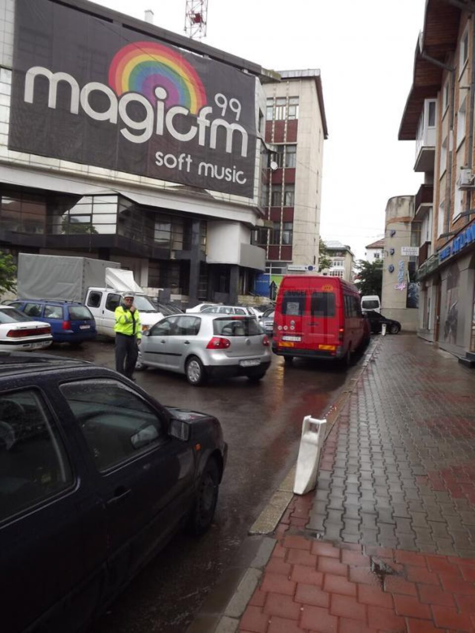 Poliția Rutieră, chemată să intervină pentru a descongestiona străzile din centrul Sucevei de mașinile parcate ilegal Poliția Rutieră, chemată să intervină pentru a descongestiona străzile din centrul Sucevei de mașinile parcate ilegal