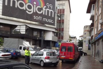 Poliția Rutieră, chemată să intervină pentru a descongestiona străzile din centrul Sucevei de mașinile parcate ilegal