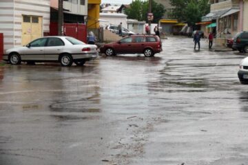 Ploaie torențială și subsoluri inundate, la Fălticeni