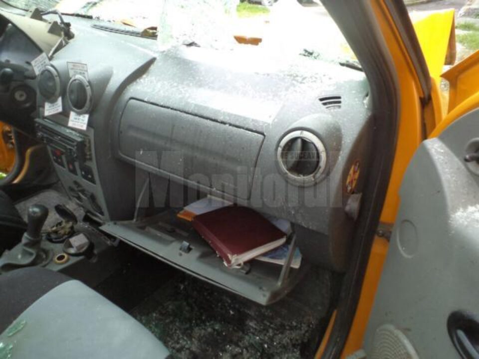 Țigări de contrabandă găsite în portbagajul unui autoturism taxi implicat într-un accident rutier
