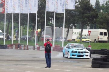 Competiții auto extreme în parcarea Shopping City, la Toyota Suceava Drift Grand Prix