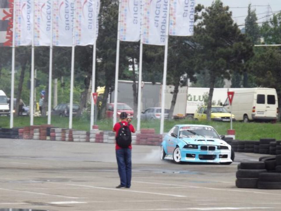 Competiții auto extreme în parcarea Shopping City, la Toyota Suceava Drift Grand Prix