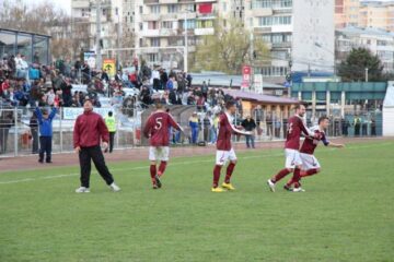 În loc să se bucure de vacanță, fotbaliștii Rapidului stau la mâna unor zevzeci