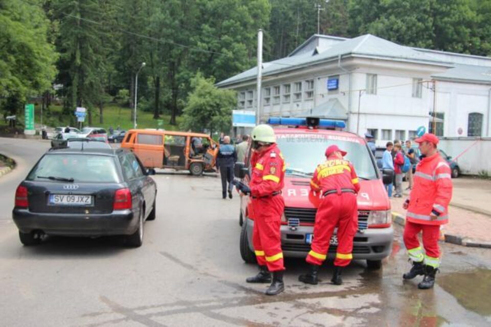A fost nevoie de intervenția pompierilor de la Descarcerare pentru scoaterea din microbuz a două femei rănite, care se aflau pe bancheta din fața