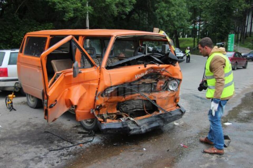 A fost nevoie de intervenția pompierilor de la Descarcerare pentru scoaterea din microbuz a două femei rănite, care se aflau pe bancheta din fața