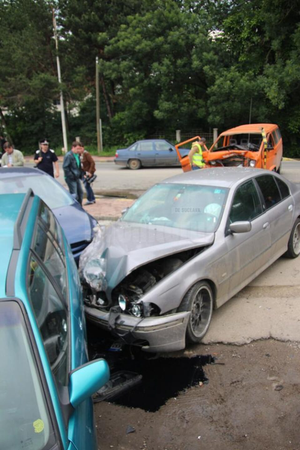 După impactul cu microbuzul, BMW-ul a ricoșat și s-a oprit în două autoturisme parcate în fața uzinei electrice