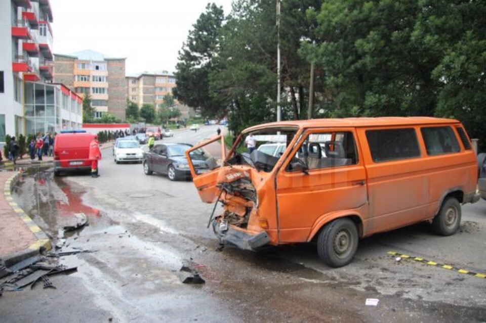 A fost nevoie de intervenția pompierilor de la Descarcerare pentru scoaterea din microbuz a două femei rănite, care se aflau pe bancheta din fața