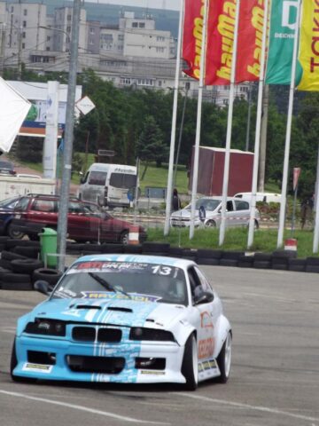 Competiții auto extreme în parcarea Shopping City, la Toyota Suceava Drift Grand Prix