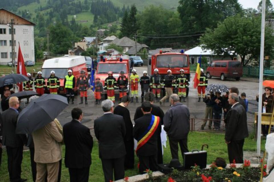 Mașină de pompieri, donată de elvețieni autorităților din Crucea