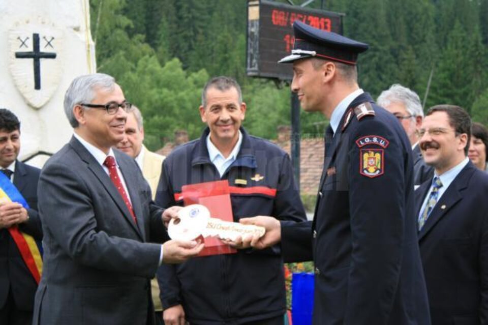 Mașină de pompieri, donată de elvețieni autorităților din Crucea