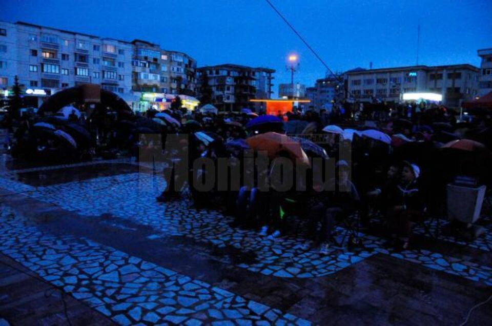 Peste trei sute de spectatori au stat sub umbrele pentru a urmări filmul “Uimitorul Om-Păianjen”