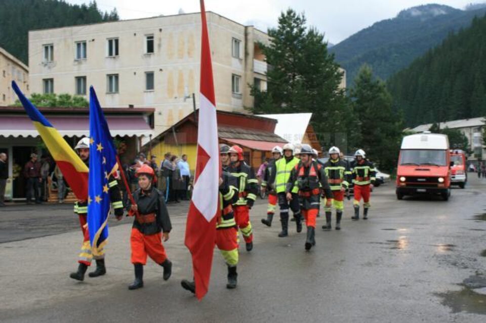 Mașinile de pompieri au venit în centrul comunei Crucea împreună cu cei care le vor deservi