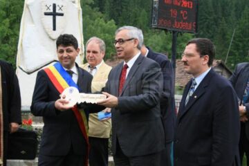 Primarul Dorin Rusu a primit cheia mașinii de pompieri din partea ambasadorului Elveției la Bucuresti