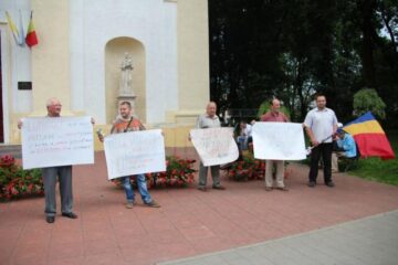O mână de protestatari au ieșit în stradă cu steagul tricolor și ceai pentru conducerea județului