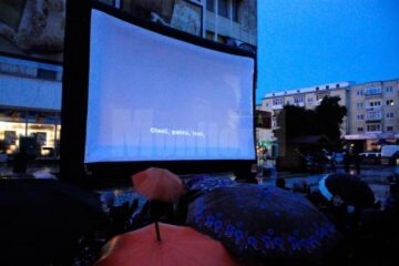 Peste trei sute de spectatori au stat sub umbrele pentru a urmări filmul “Uimitorul Om-Păianjen”