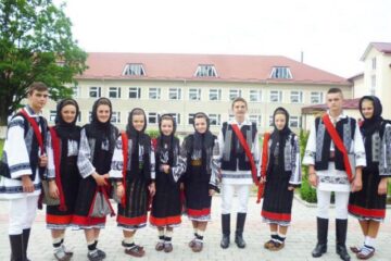 Grupul folcloric al liceului din Vicovu de Sus a participat la manifestări organizate la Crasna, Ucraina