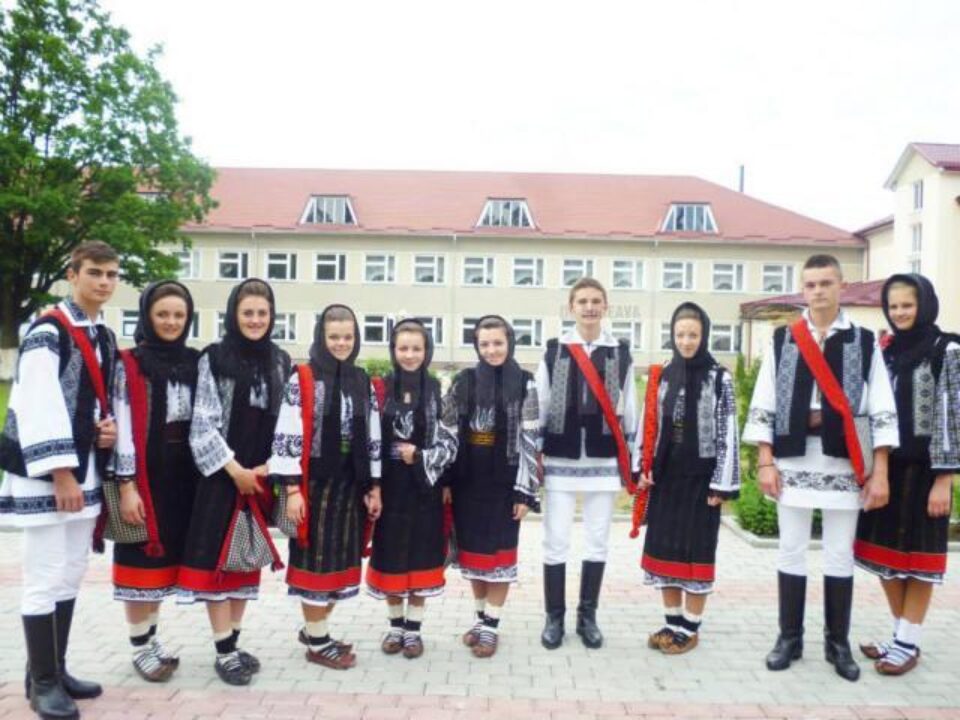 Grupul folcloric al liceului din Vicovu de Sus a participat la manifestări organizate la Crasna, Ucraina