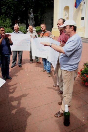 Protest în fața Bisericii Catolice