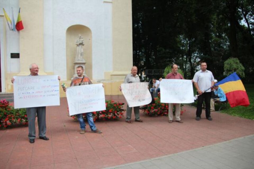 Protest în fața Bisericii Catolice